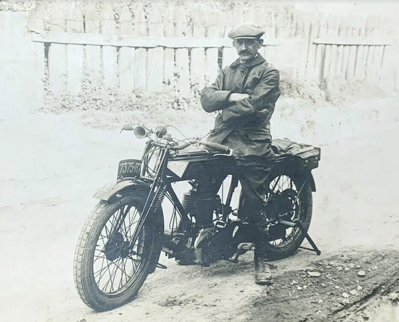 1920s ARMS CROSSED RIDER