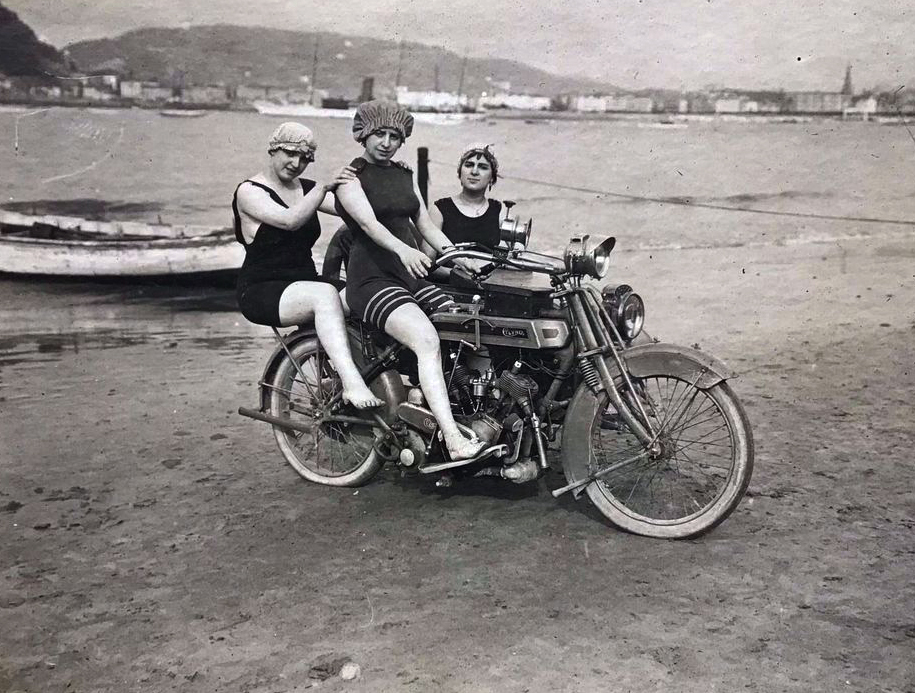 MELANGE 1920s 3 GIRLS BEACH CLYNO